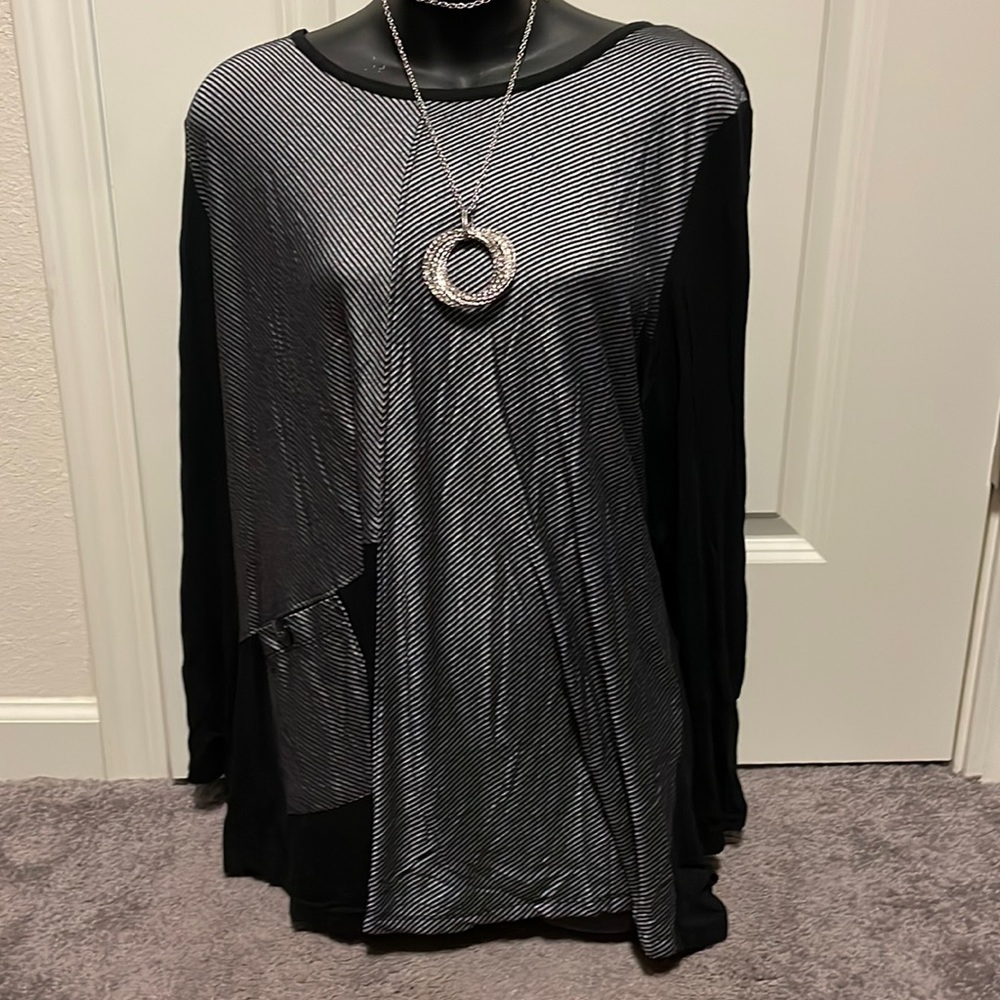 Silver and black long top perfect to wear with leggings